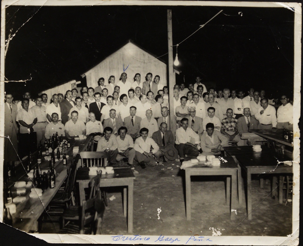 A group of people sitting at tables

Description automatically generated